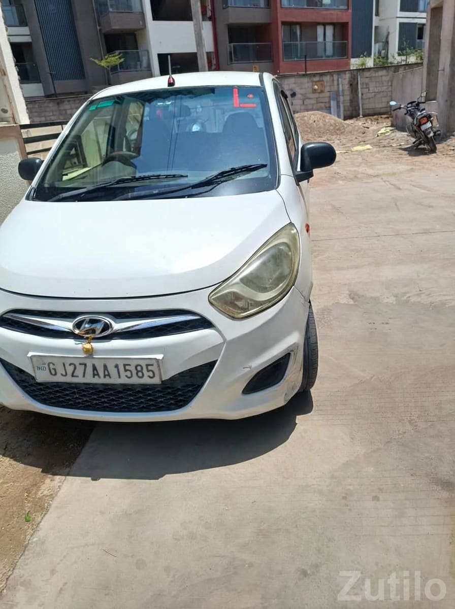 White Hyundai i10 Petrol Hatchback - Cars - Gandhinagar City - Image 4