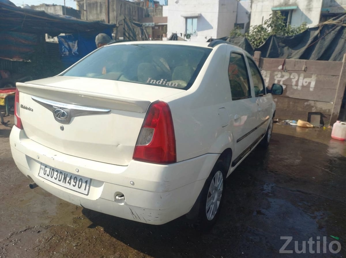 2011 Mahindra Verito White Sedan - કાર - રાજકોટ શહેર - Image 2