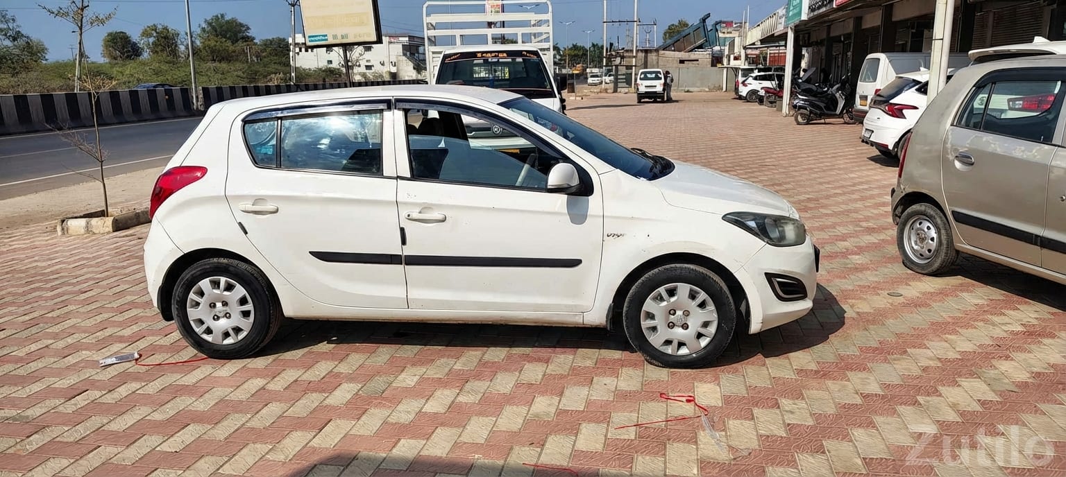 Hyundai i20 White Hatchback Car