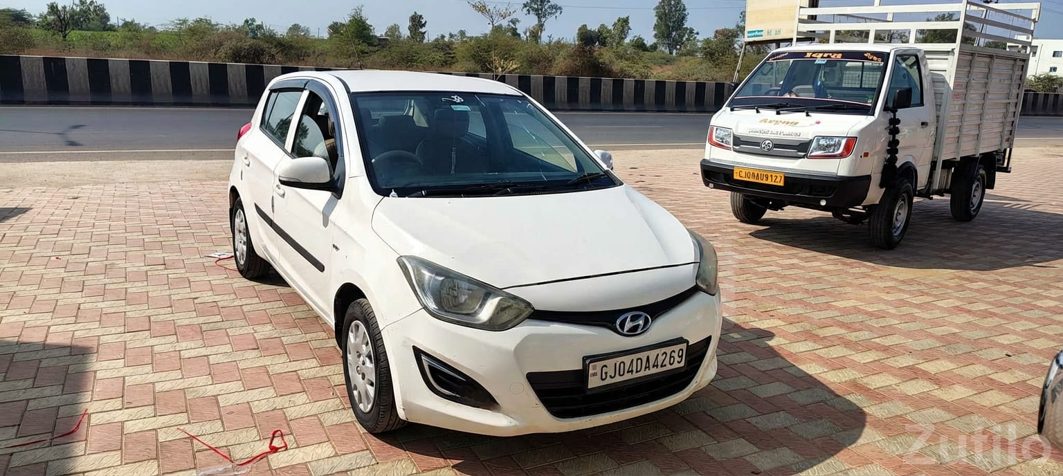 Hyundai i20 White Hatchback Car - કાર - હિંમતનગર - Image 2
