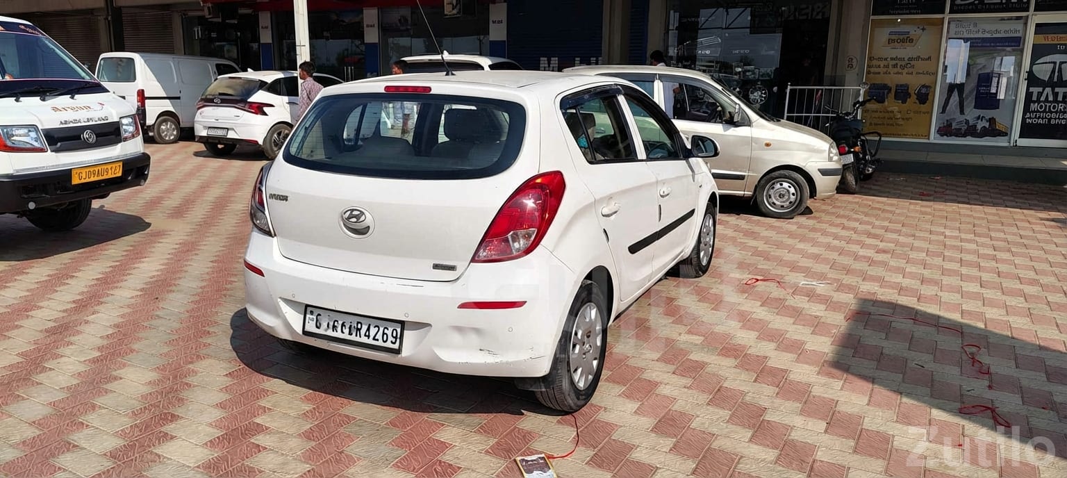 Hyundai i20 White Hatchback Car - કાર - હિંમતનગર - Image 3