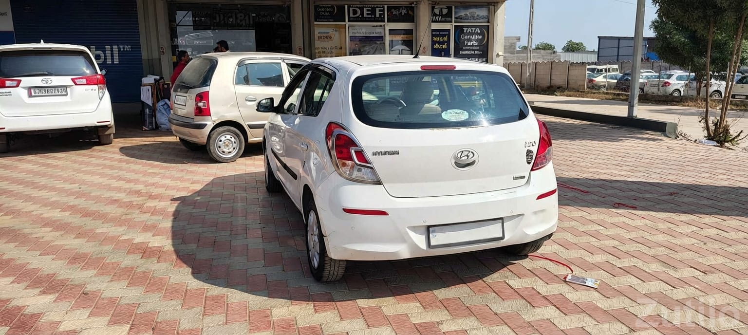 Hyundai i20 White Hatchback Car - કાર - હિંમતનગર - Image 4