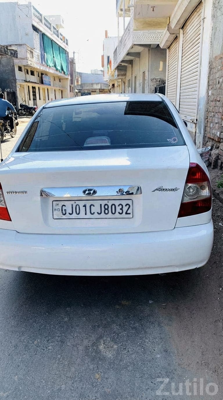 White Hyundai Accent Sedan for Sale - કાર - અમદાવાદ શહેર - Image 4