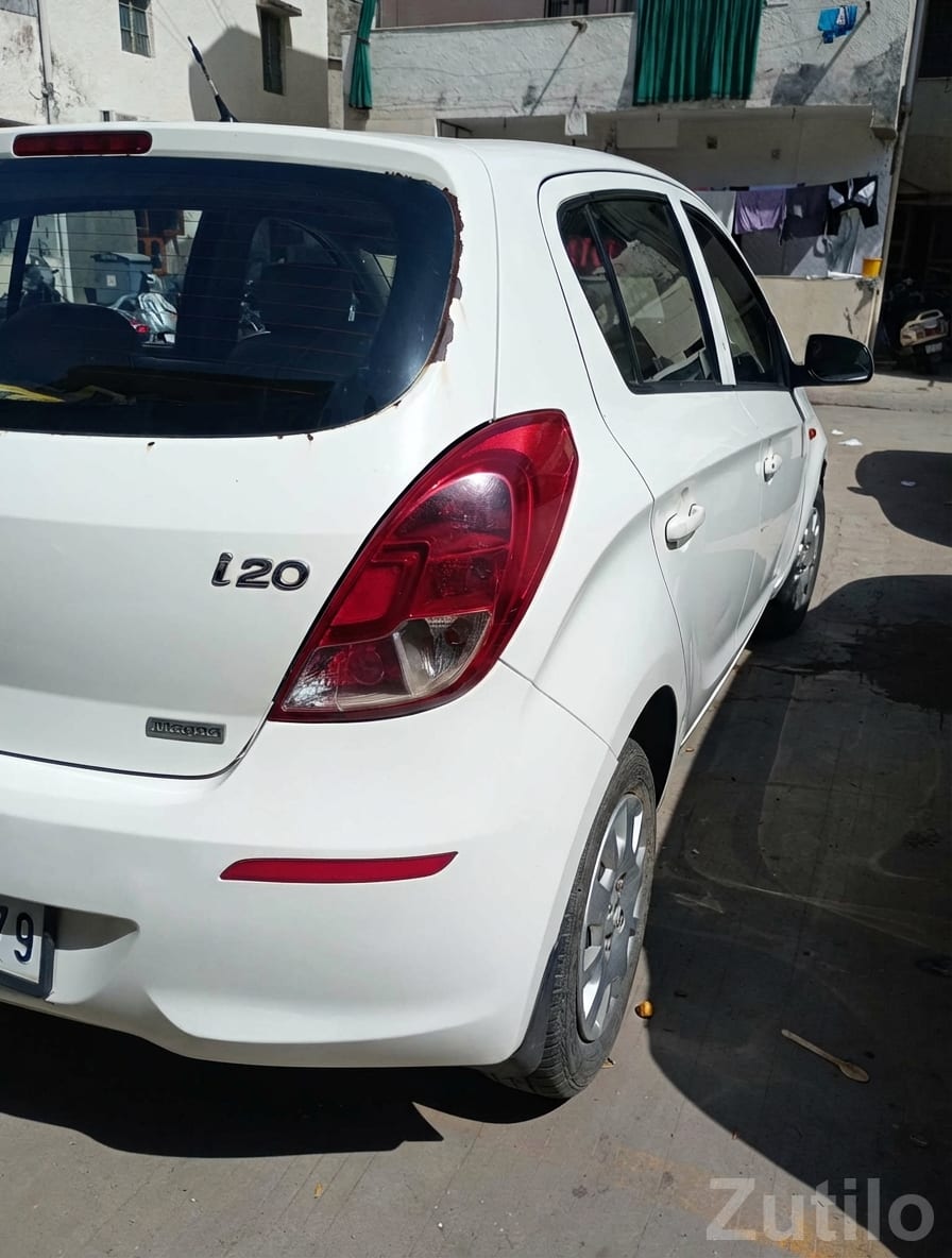 Hyundai i20 with Clean Beige Interior - કાર - અમદાવાદ શહેર - Image 2