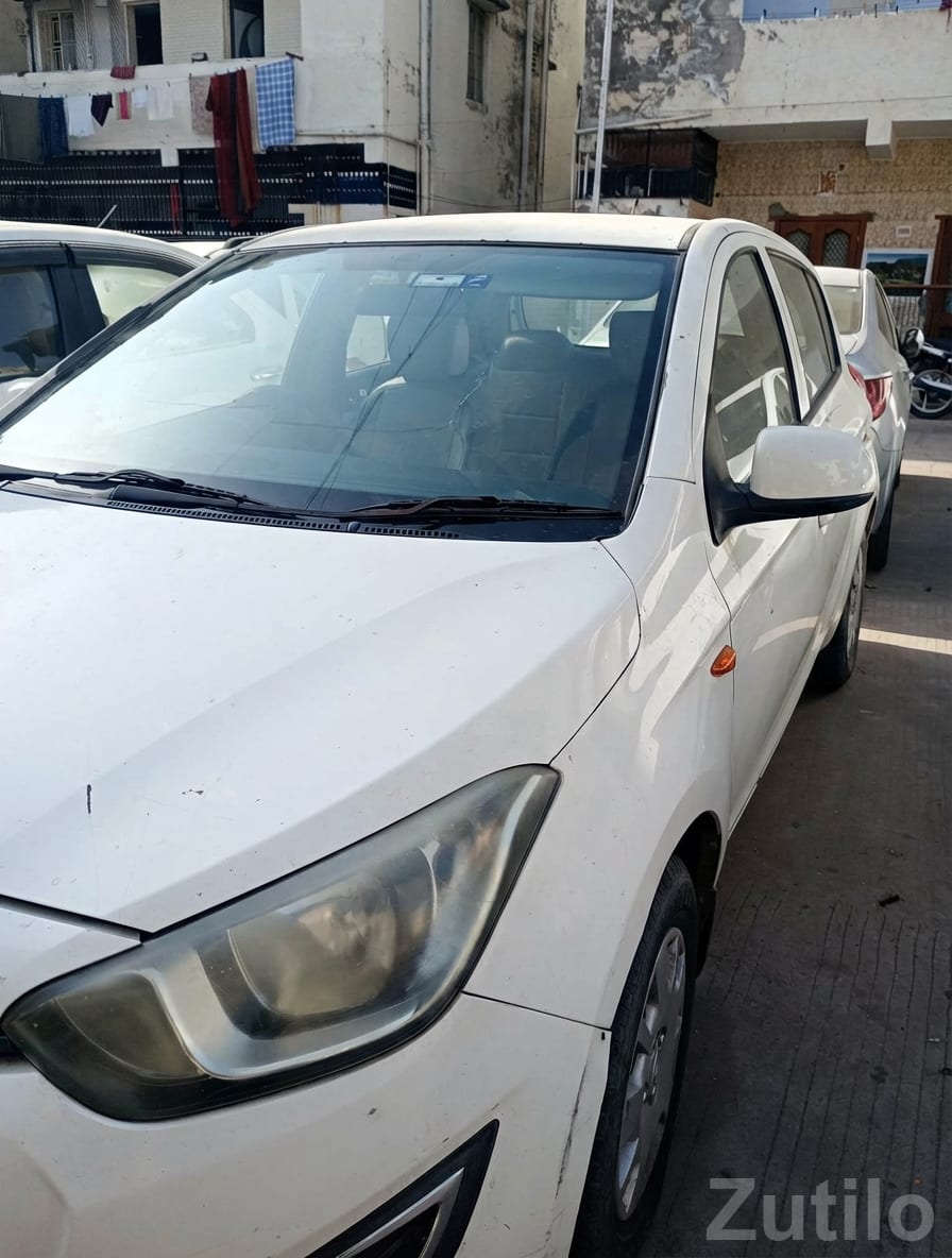 Hyundai i20 with Clean Beige Interior - કાર - અમદાવાદ શહેર - Image 3