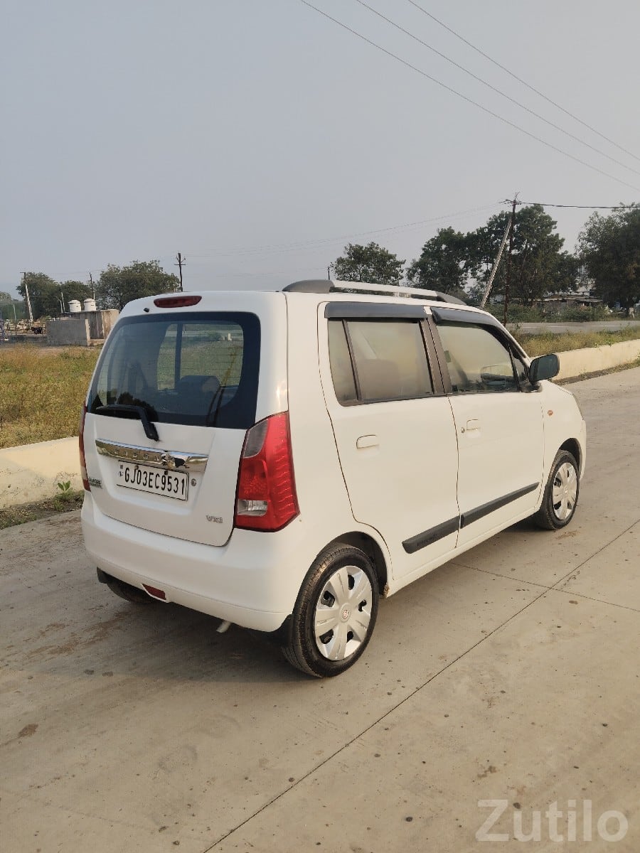 White WagonR VXI – Reliable Family Car White WagonR VXI – Reliable Family Car