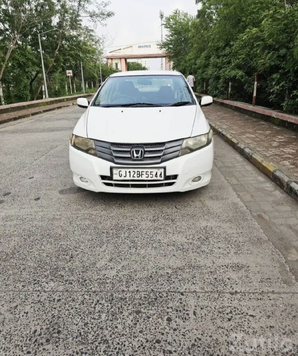 Honda City 2011 Petrol – White Sedan - કાર - રાજકોટ શહેર - Image 2