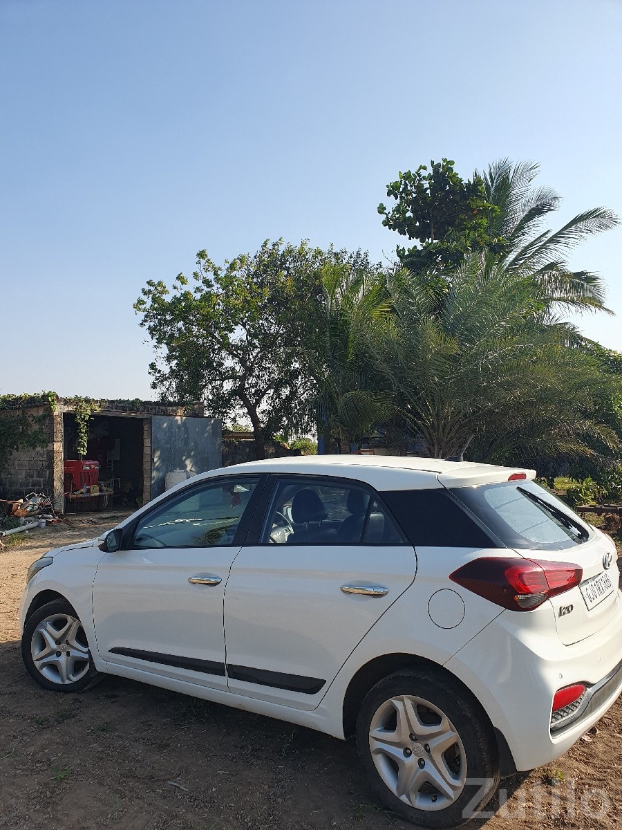 Hyundai i20 Asta Diesel White Hatchback - કાર - કલ્યાણપુર - Image 3