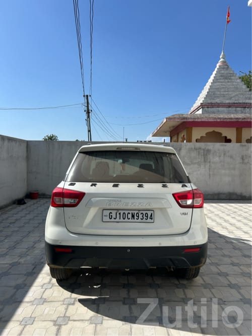White Maruti Brezza Compact SUV - કાર - જામજોધપુર - Image 3