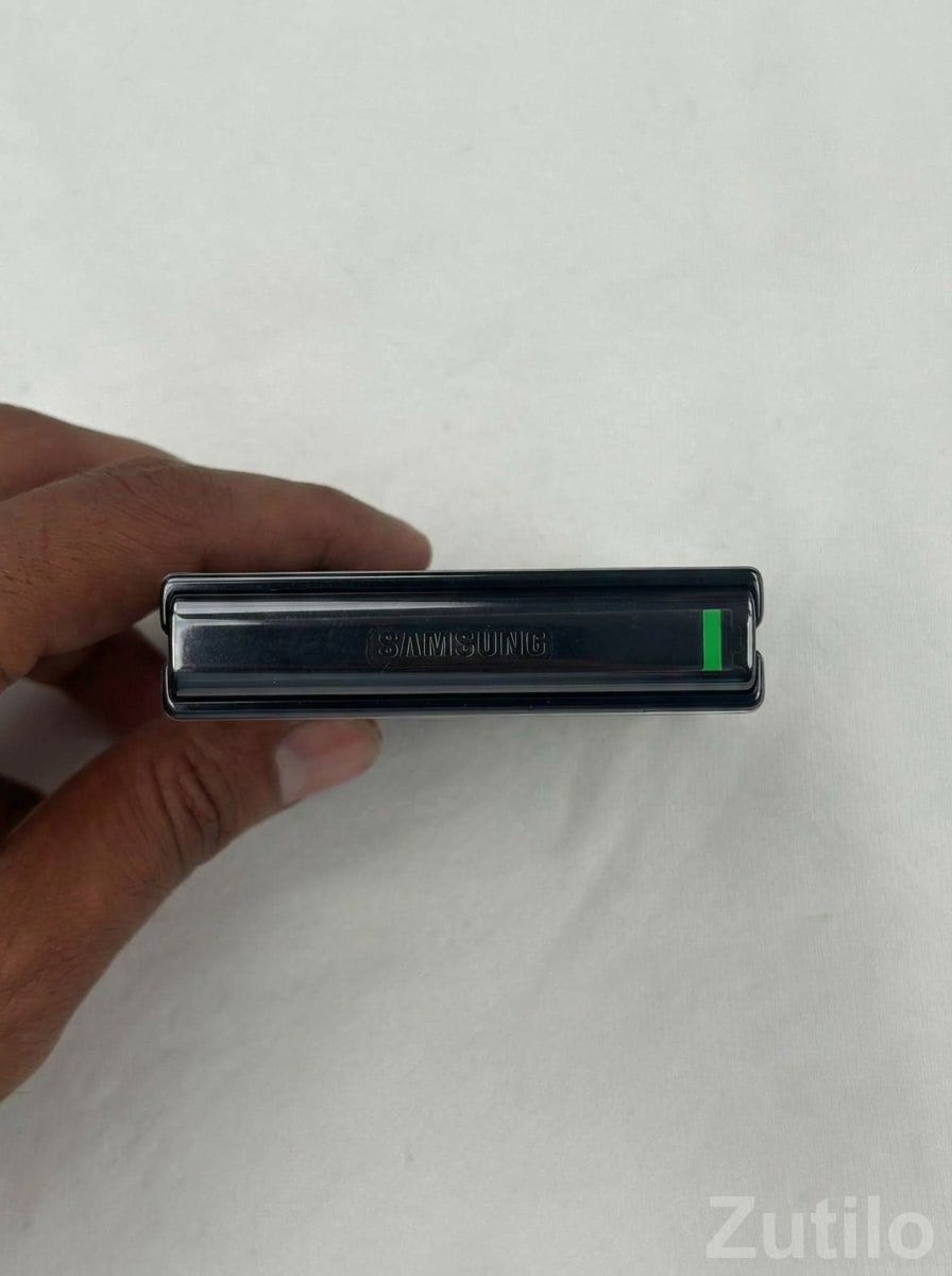 Samsung Galaxy Z Flip4 8/256 Black - Mobile Phones - Gandhidham - Image 2