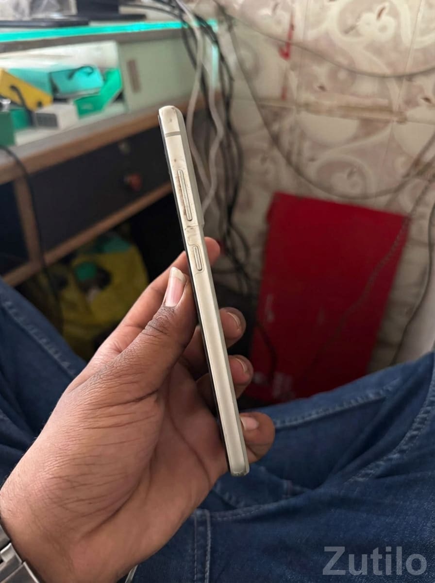 Slim Gold Smartphone in Good Condition Slim Gold Smartphone in Good Condition
