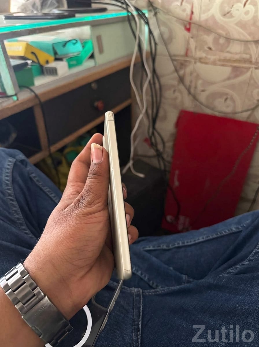 Slim Gold Smartphone in Good Condition - Mobile Phones - Botad - Image 4