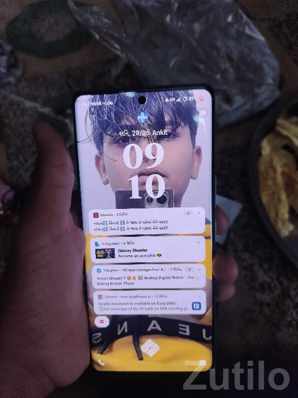 Sleek Bezel‑Less Android Smartphone