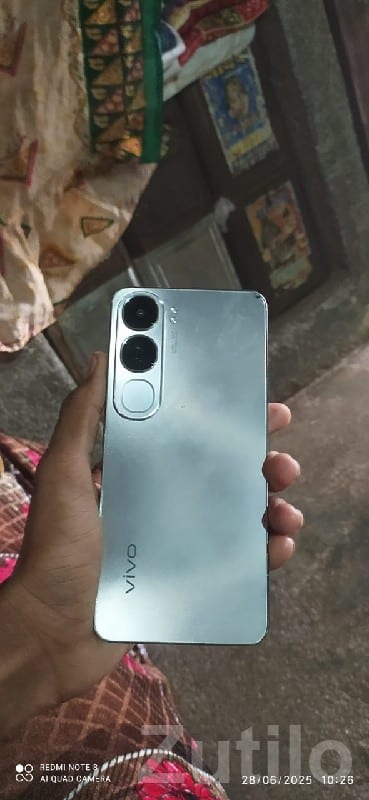 Vivo Silver Smartphone with Dual Camera