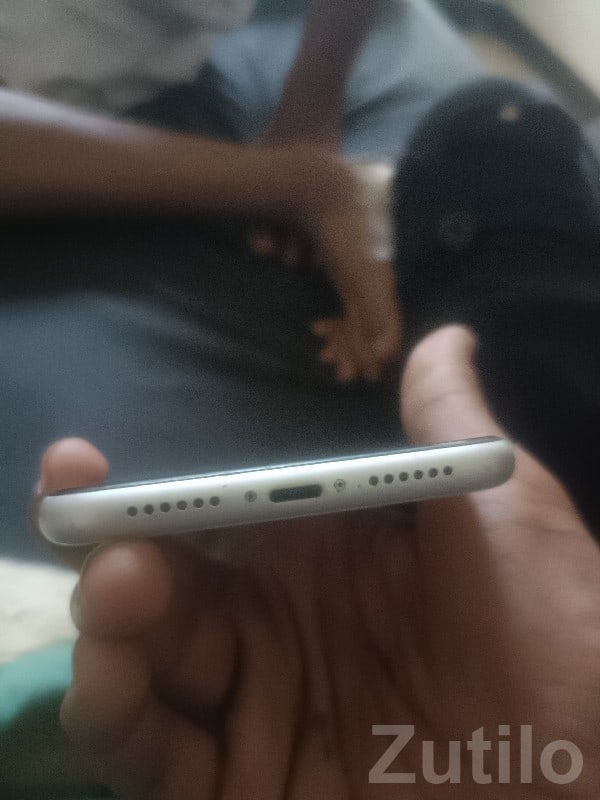 Used Apple iPhone – Slim Silver Body - મોબાઇલ ફોન - ઉપલેટા - Image 2
