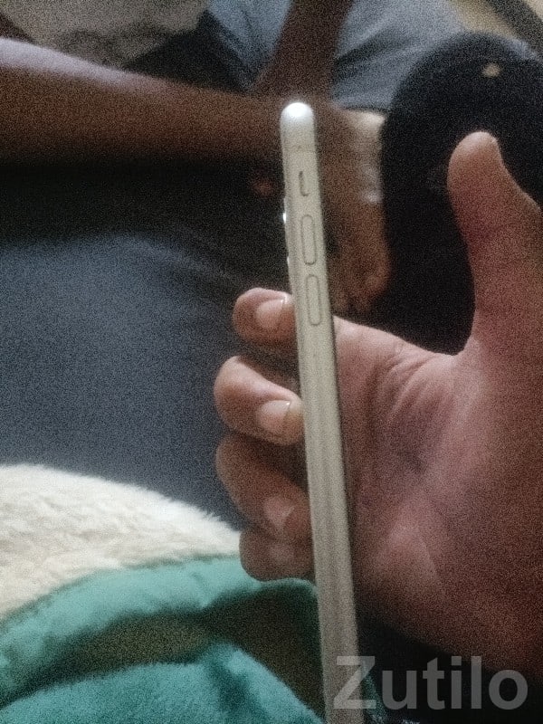 Used Apple iPhone – Slim Silver Body - મોબાઇલ ફોન - ઉપલેટા - Image 3