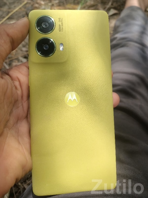 Yellow Motorola Dual Camera Smartphone - મોબાઇલ ફોન - માંગ્રોળ - Image 3