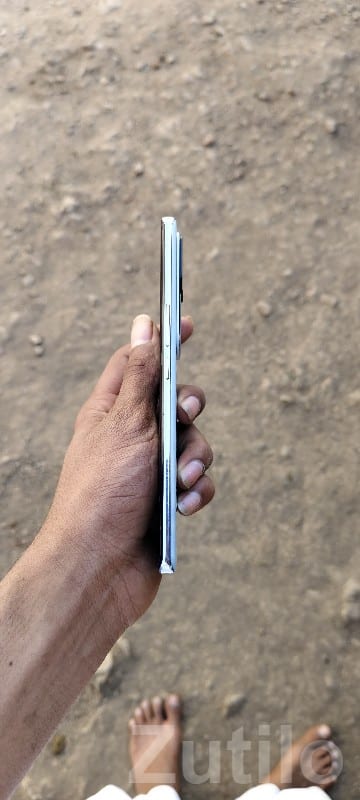 Slim Metallic Android Smartphone Slim Metallic Android Smartphone