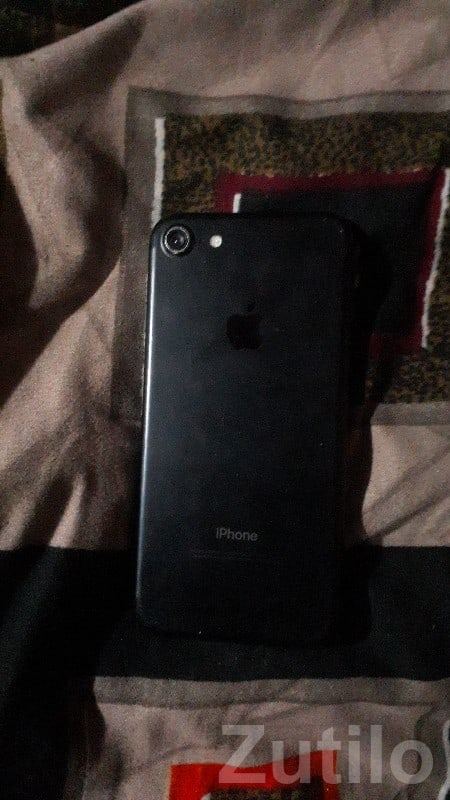 Black Apple iPhone 7 in Good Condition Black Apple iPhone 7 in Good Condition