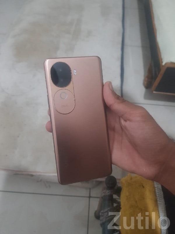 Vivo V40e Smartphone in Good Condition - Mobile Phones - Kutiyana - Image 3