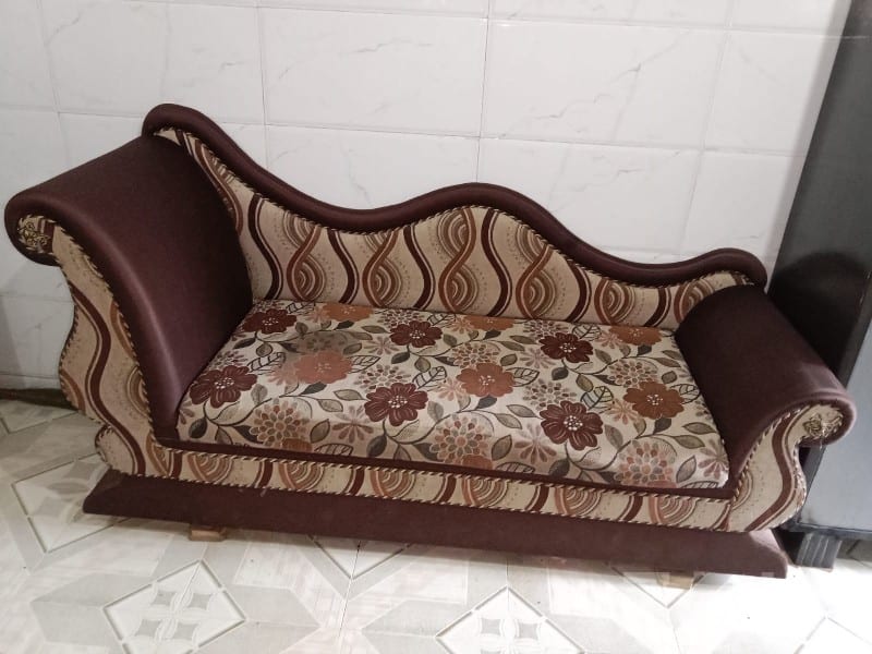 Stylish Brown Floral Sofa Couch - મોબાઇલ ફોન - માંગ્રોળ - Image 2