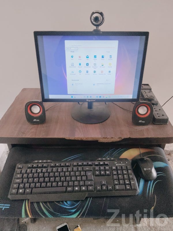 Full Desktop PC Set with Monitor & Webcam Full Desktop PC Set with Monitor & Webcam