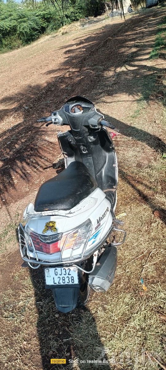 Hero Maestro Edge 2017 Scooter for Sale - Bikes - Sutrapada - Image 3