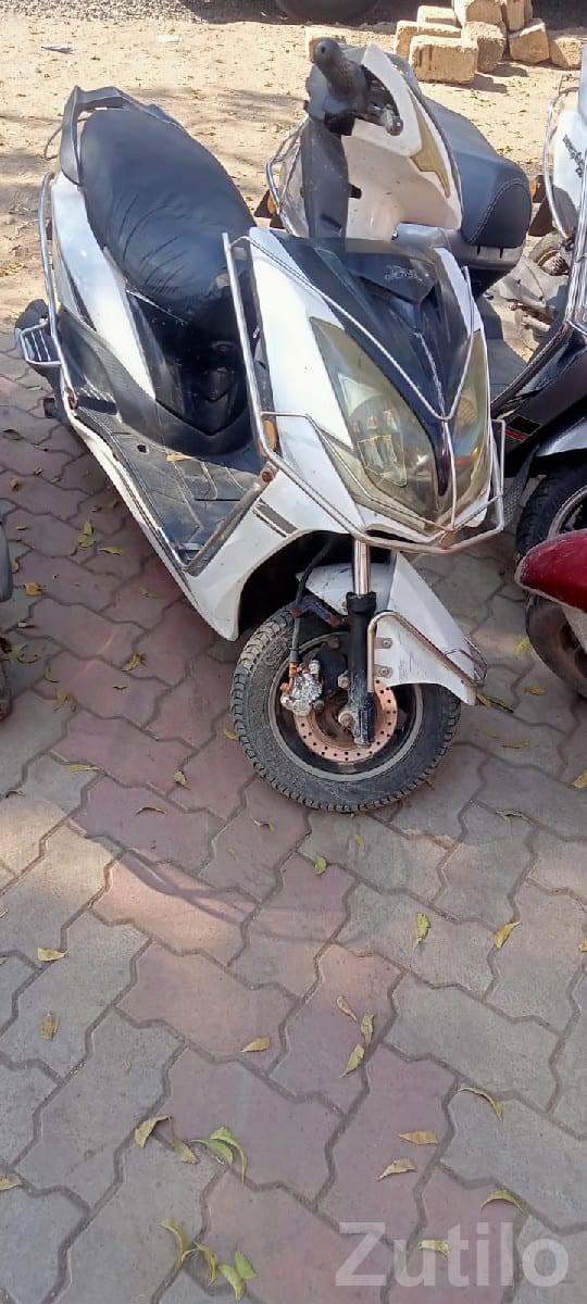 Used White Gearless Scooter for Sale Used White Gearless Scooter for Sale