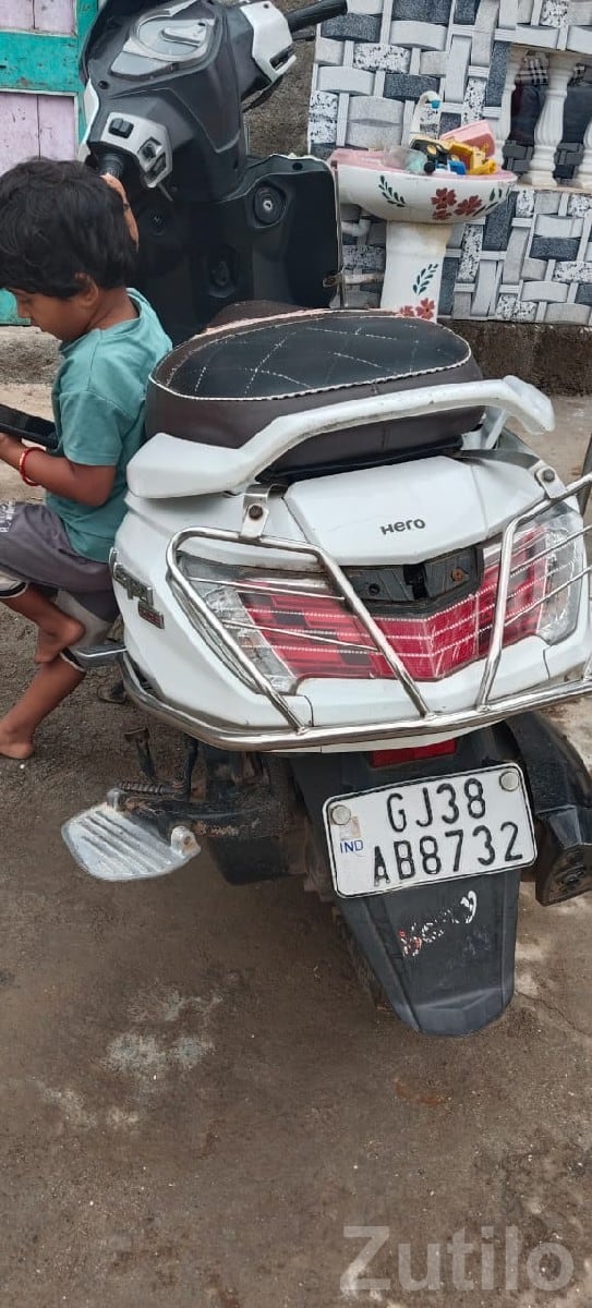 Hero Maestro 2020 White Scooters for Sale - Bikes - Bhanvad - Image 3