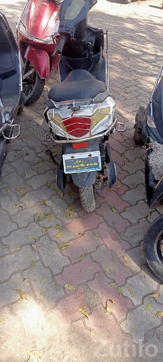 Used White Gearless Scooter for Sale - Bikes - Keshod - Image 2