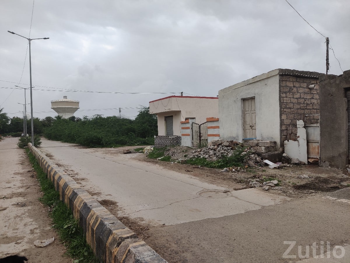 Road Touch Shop with 2 Room House Jamnagar - House for Sale - Jamnagar City - Image 2