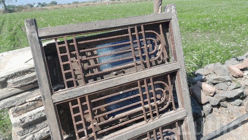 Old Wooden Window Frame For Sale - વિવિધ - કલ્યાણપુર - Image 2