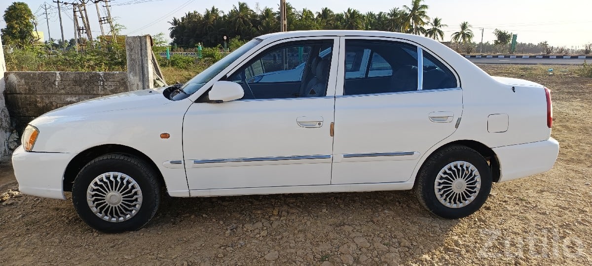 Hyundai Accent 2011 CNG White Car Hyundai Accent 2011 CNG White Car