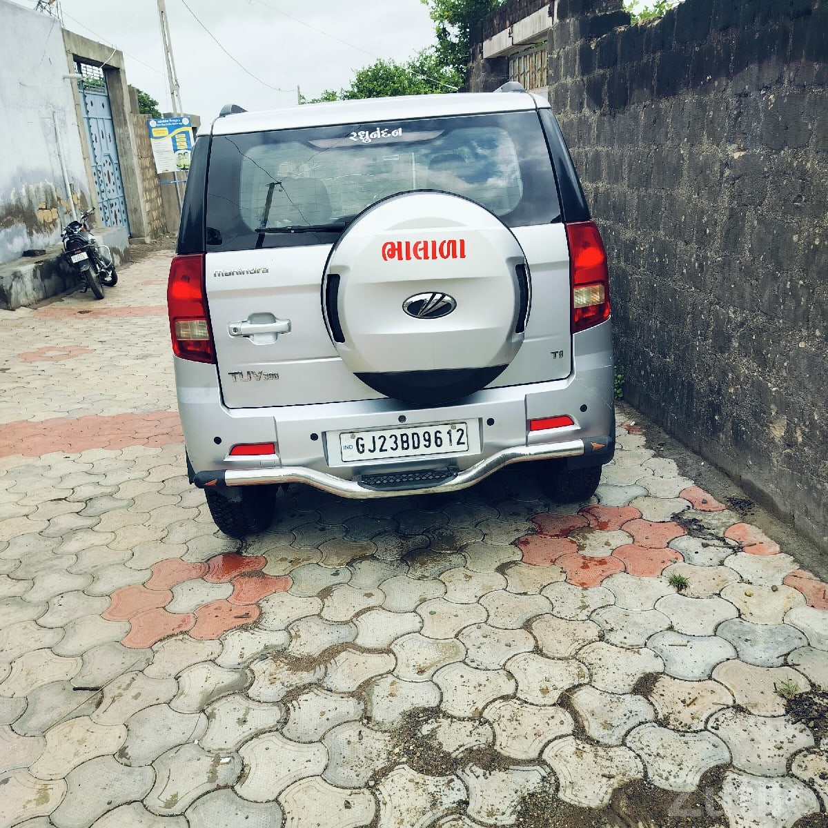 Mahindra TUV300 T8 Silver SUV for Sale