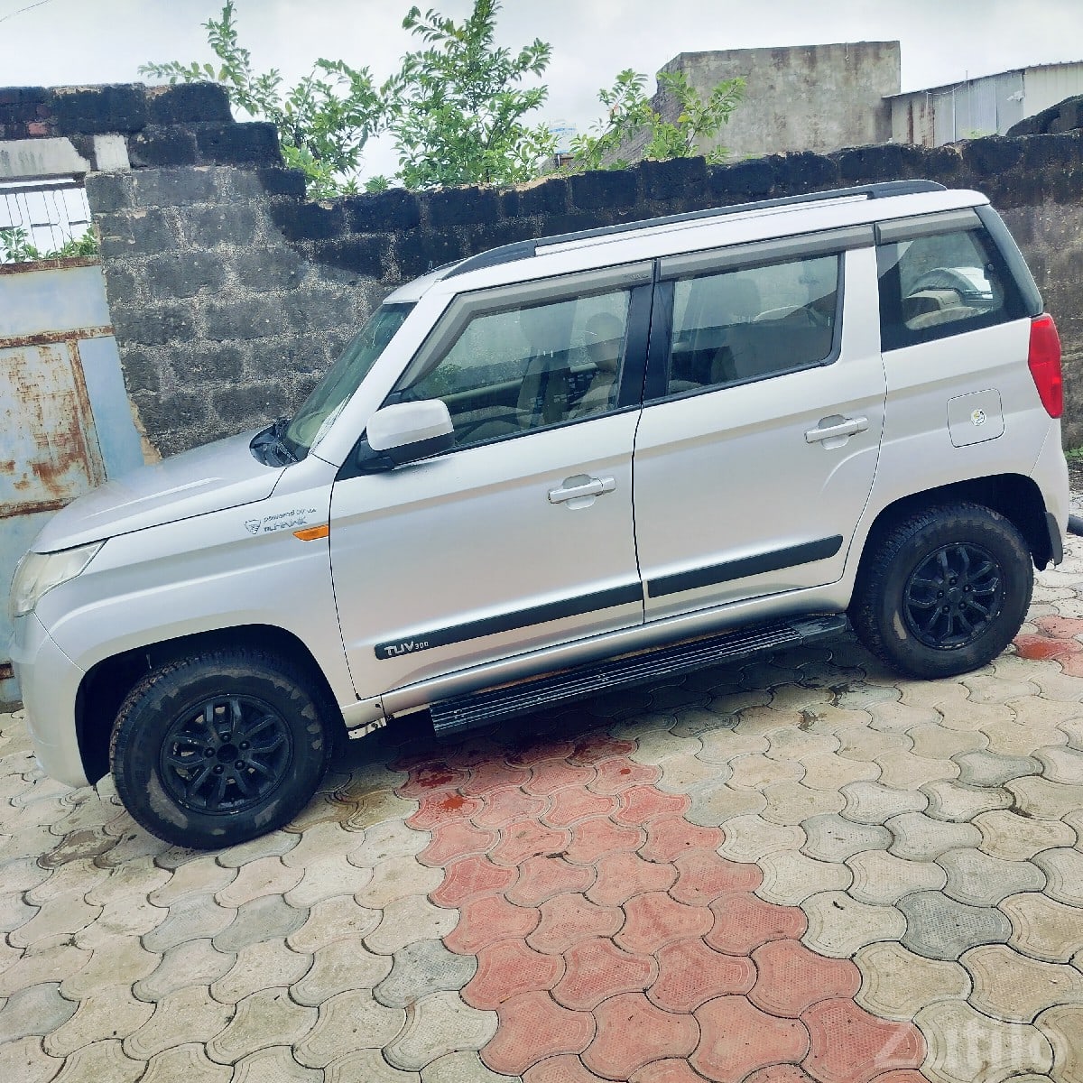 Mahindra TUV300 T8 Silver SUV for Sale - Cars - Lodhika - Image 3