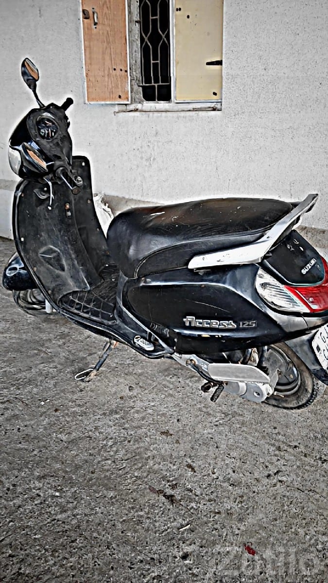 2015 Used Scooter in Running Condition - Bikes - Keshod - Image 2