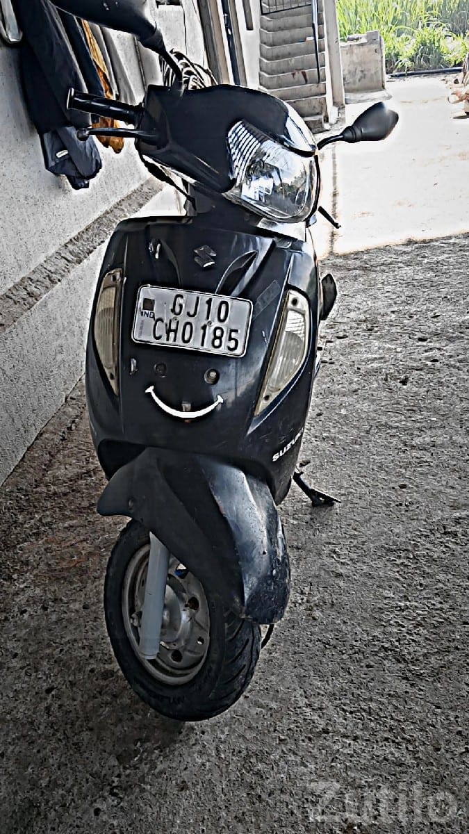 2015 Used Scooter in Running Condition - Bikes - Keshod - Image 3