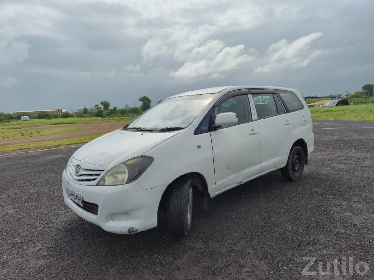 Toyota Innova White MPV Toyota Innova White MPV
