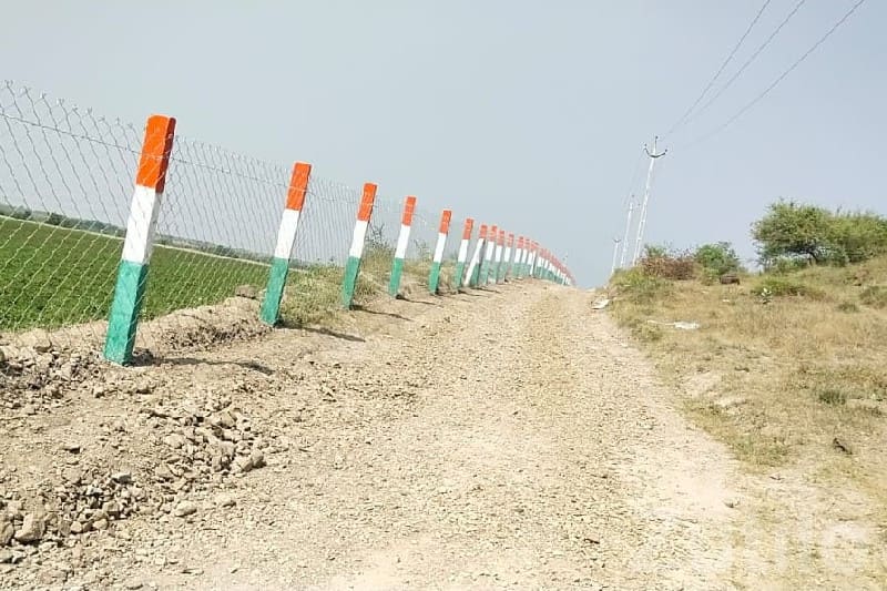 Cement Fencing Poles and Wire Fencing Work - ટૂલ્સ અને હાર્ડવેર - ઢ્રોલ - Image 2