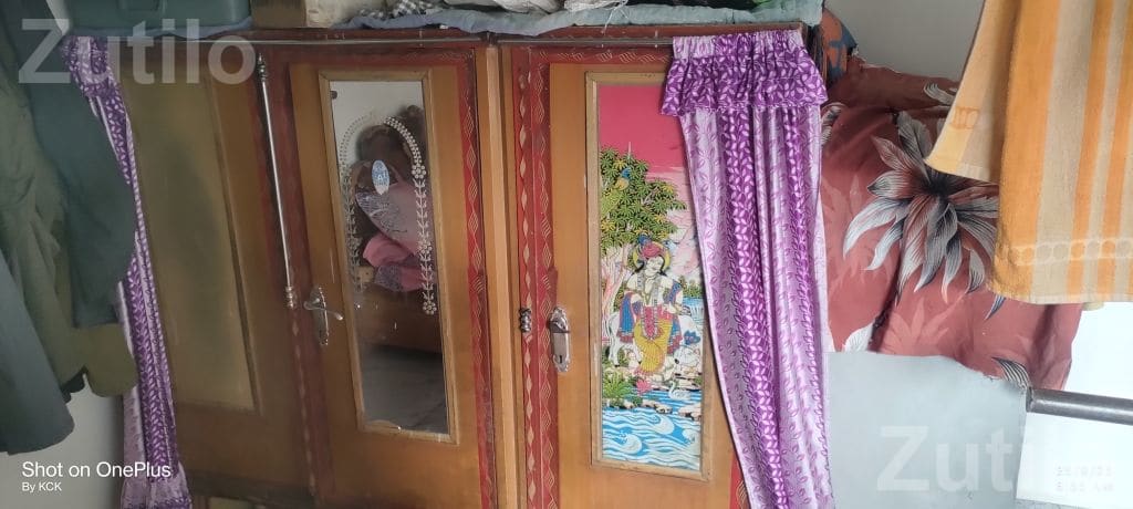 Second Hand Wooden Cupboard with Mirror - કબાટ અને સ્ટોરેજ - સાવરકુંડલા - Image 2