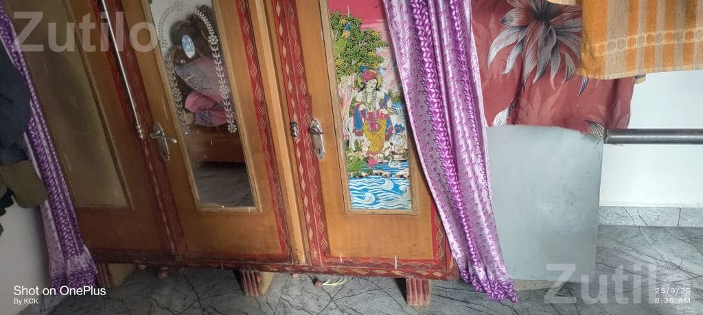 Second Hand Wooden Cupboard with Mirror - કબાટ અને સ્ટોરેજ - સાવરકુંડલા - Image 3