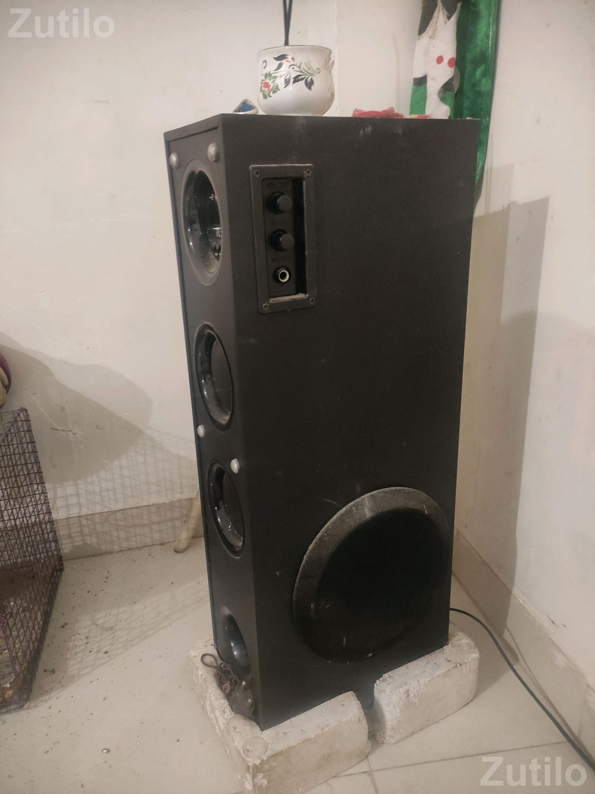 Tower Speaker Cabinet for Home Audio Tower Speaker Cabinet for Home Audio