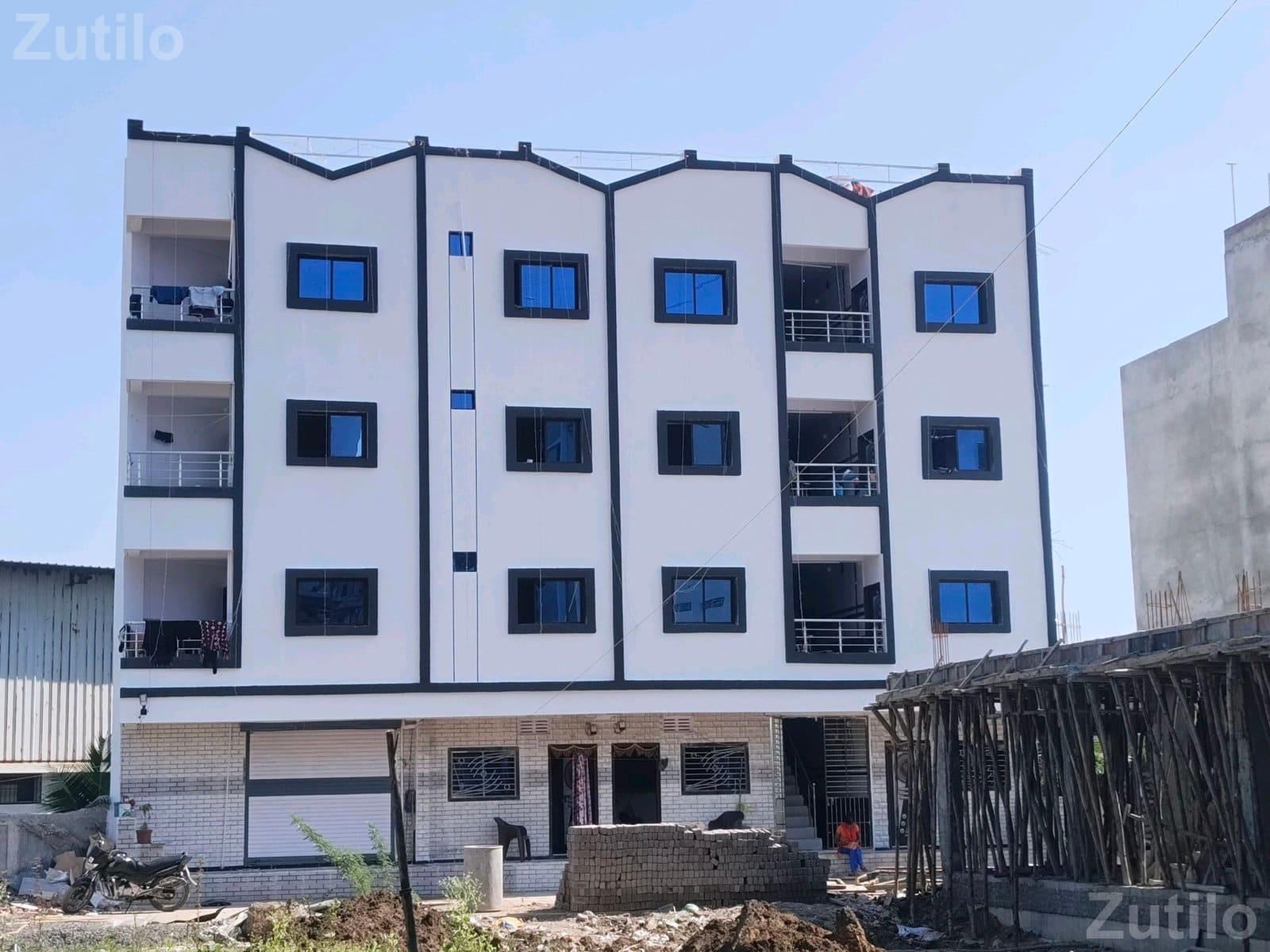 Apartment Building with 19 Rooms and 1 Shop