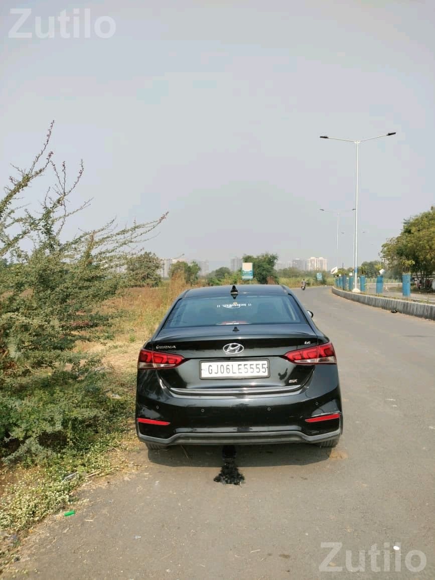 Hyundai Verna Black Sedan - કાર - સુરત શહેર - Image 4