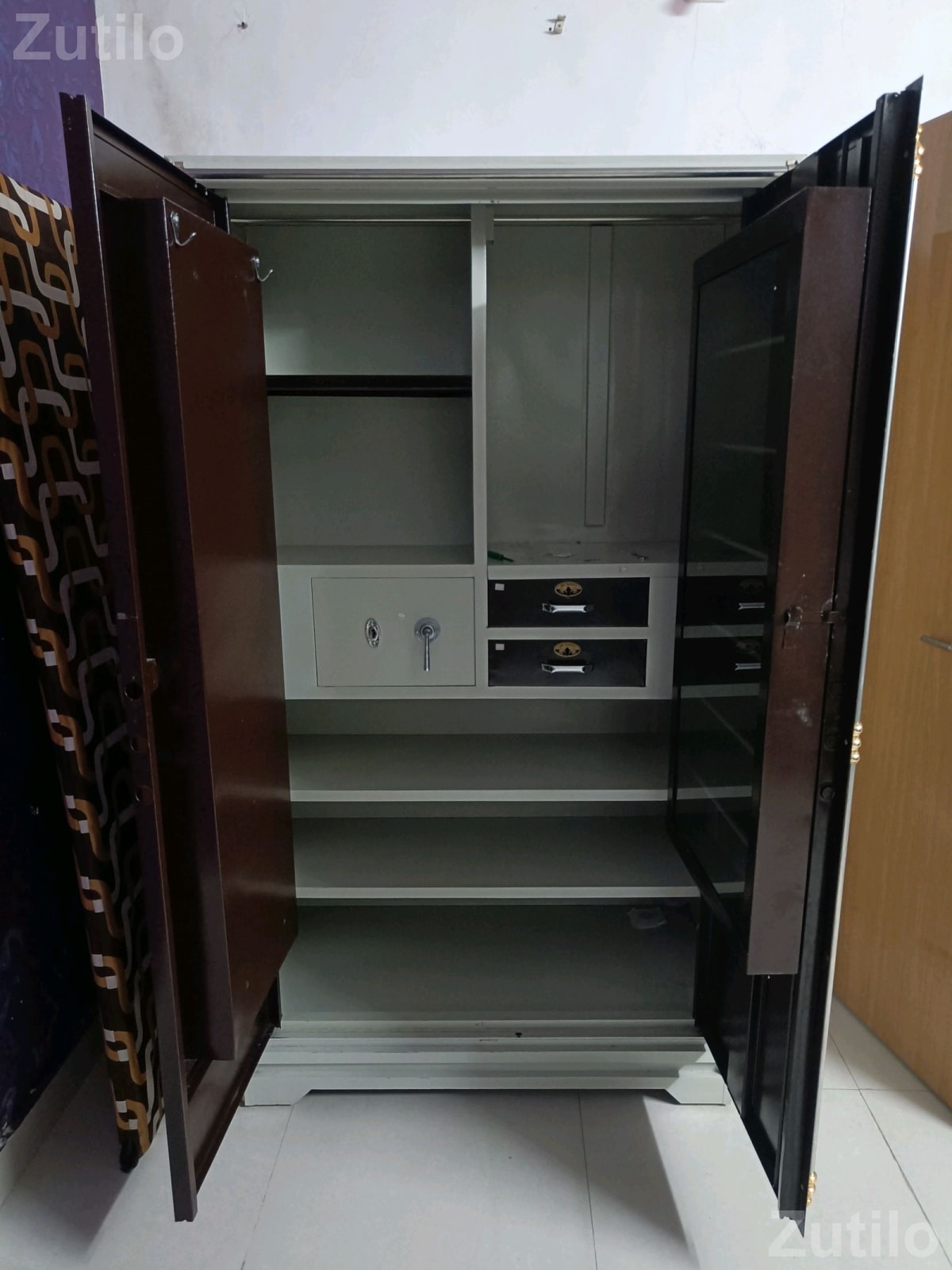Steel Wardrobe Cupboard with Lock and Shelves - કબાટ અને સ્ટોરેજ - સુરત શહેર - Image 2