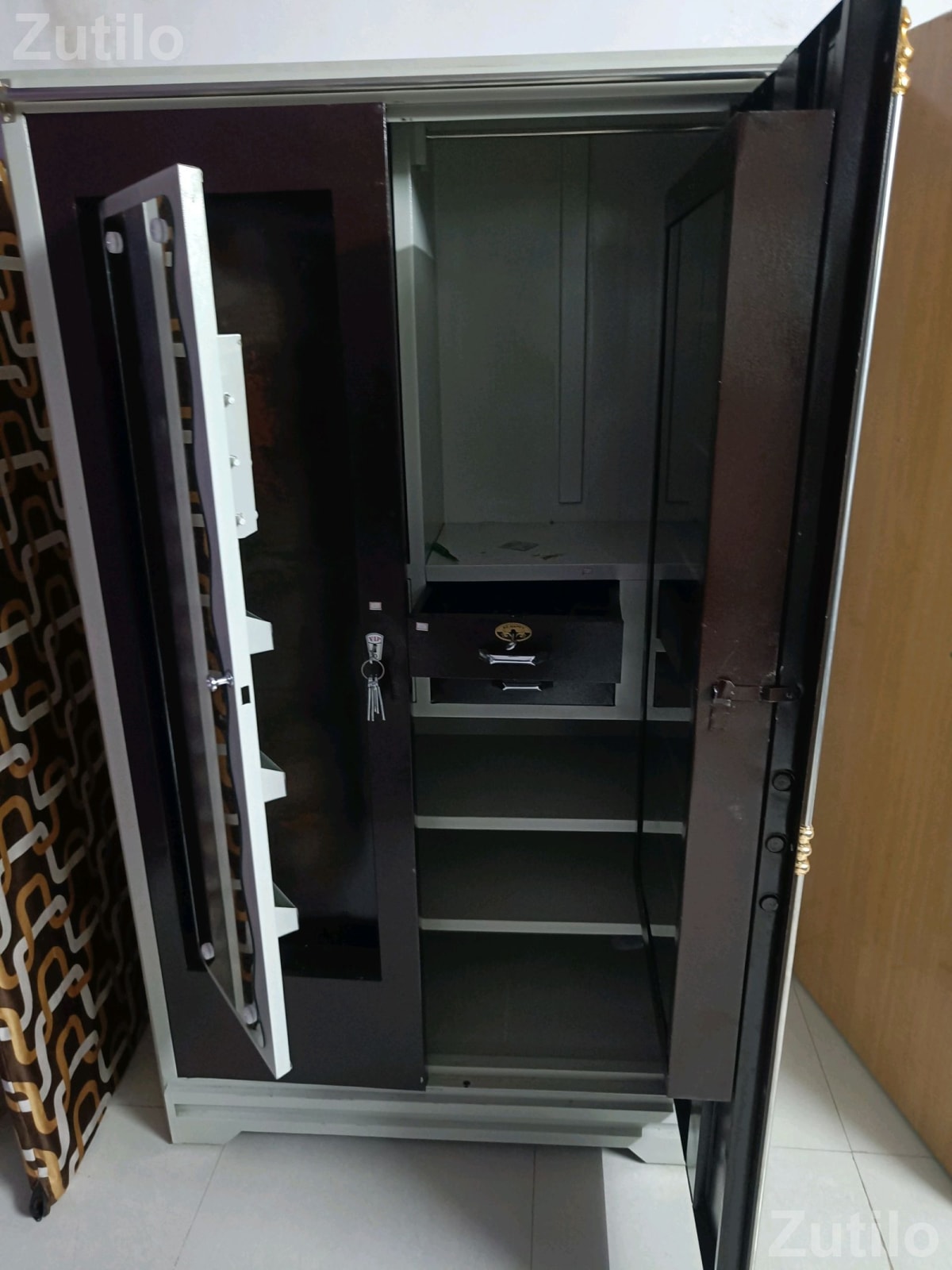 Steel Wardrobe Cupboard with Lock and Shelves - કબાટ અને સ્ટોરેજ - સુરત શહેર - Image 4