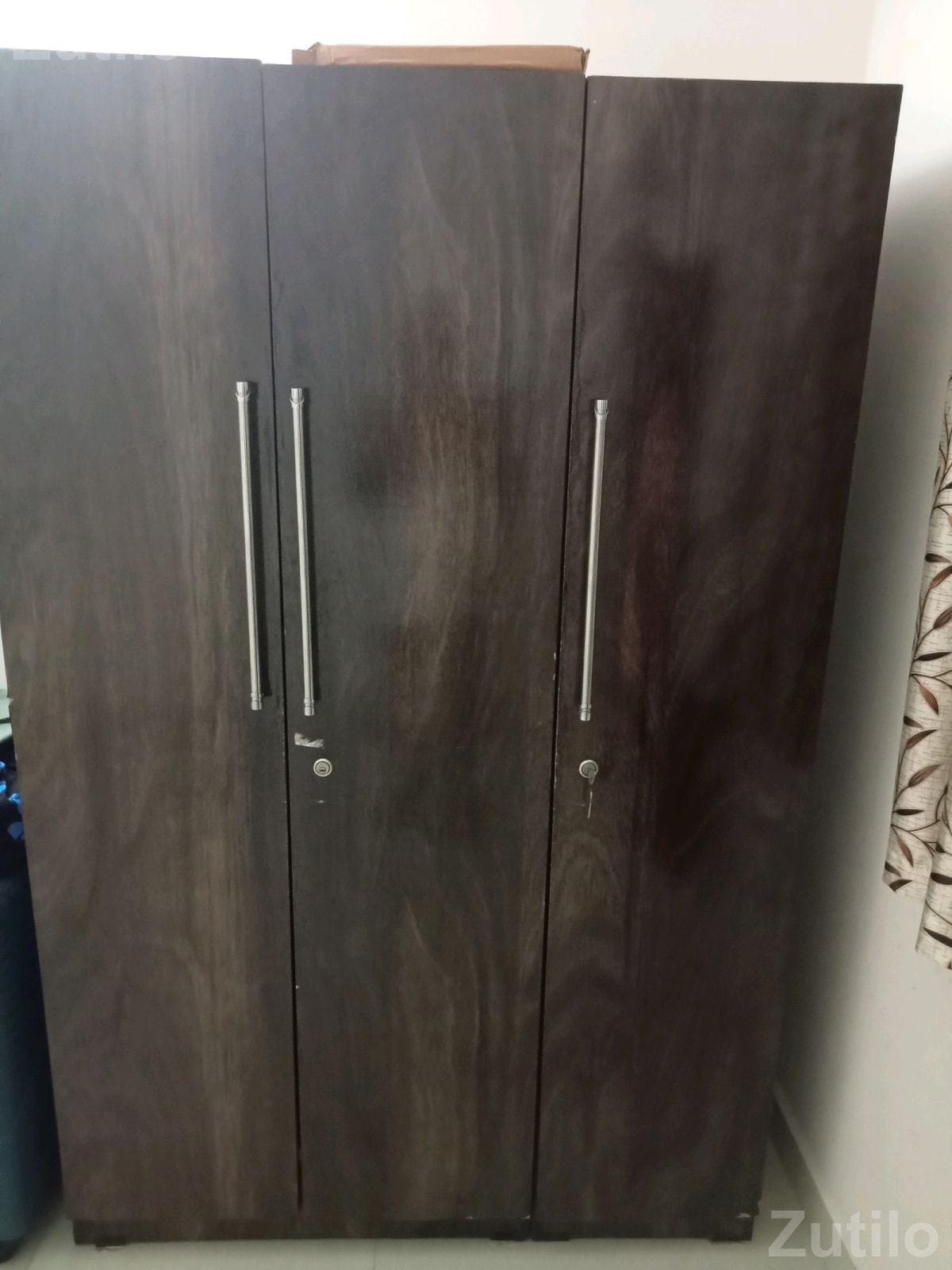 3 Door Wooden Almari Wardrobe 3 Door Wooden Almari Wardrobe