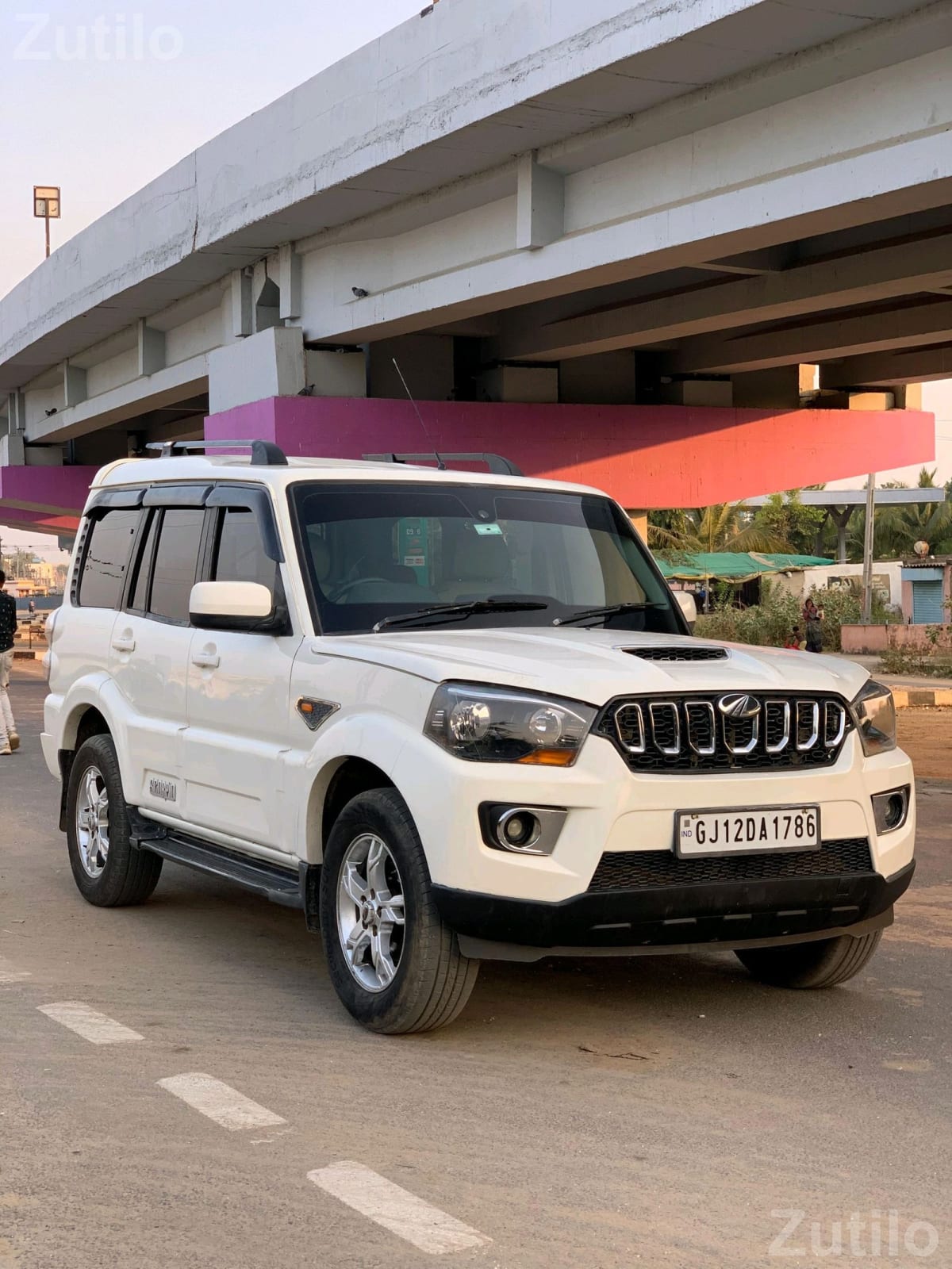 Mahindra Scorpio White SUV Mahindra Scorpio White SUV