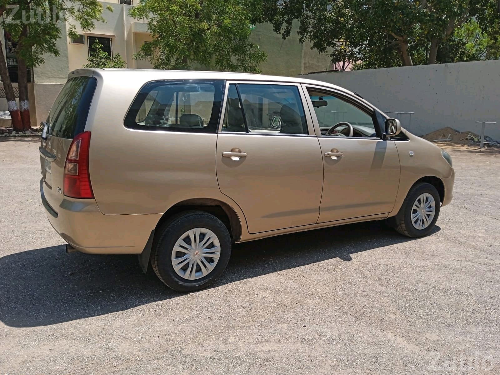 Toyota Innova 2.0 G Petrol 2005 - કાર - રાજકોટ શહેર - Image 3