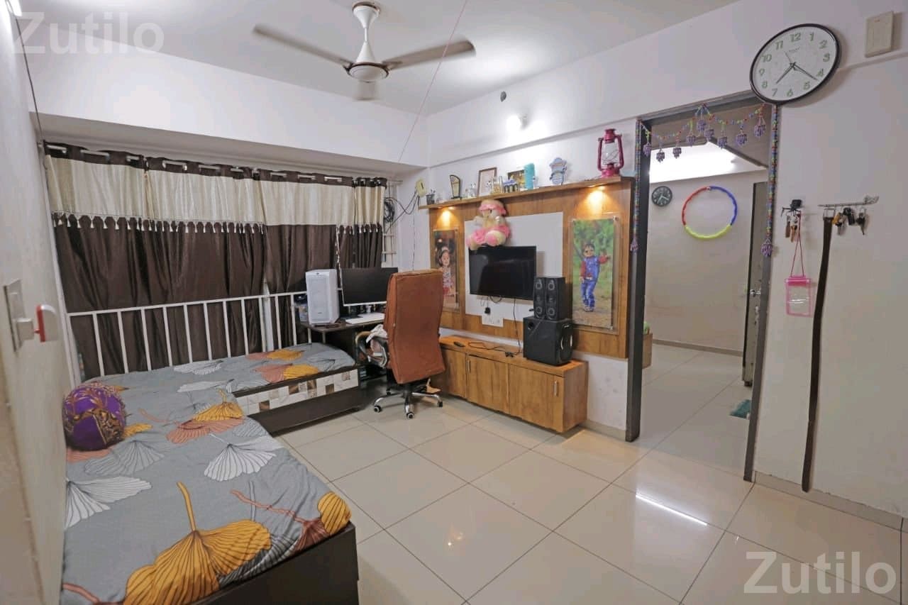 1 BHK Flat for Sale with Furnished Interior - ઘર વેચાણ માટે - રાજકોટ શહેર - Image 3